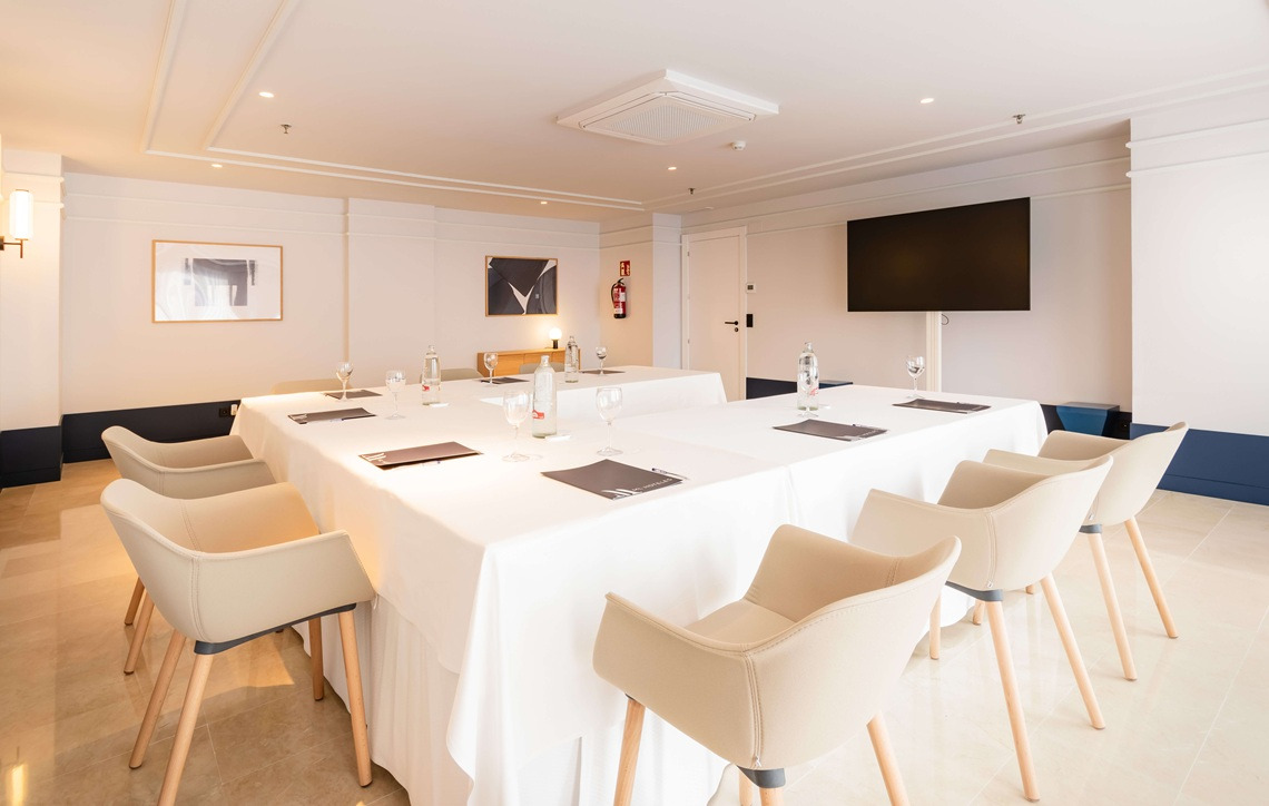 Litoral Lounge Modern conference room with covered tables, chairs and Sunbed.