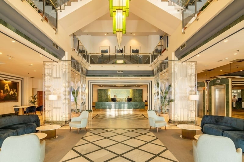 le lobby de l' hôtel yaramar est très grand