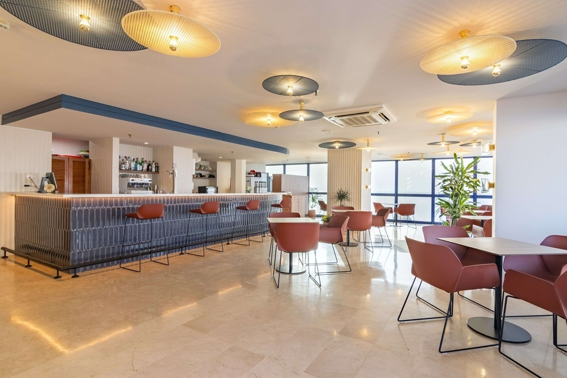 une salle à manger avec des tables et des chaises rouges
