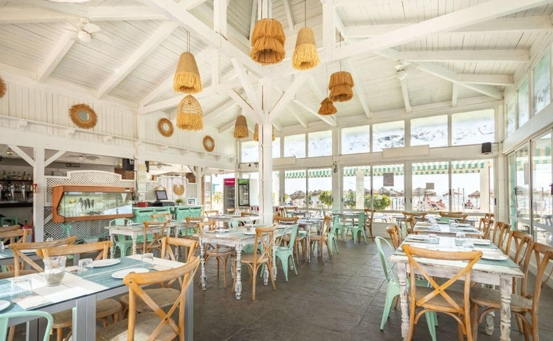 une grande salle à manger avec beaucoup de tables et de chaises