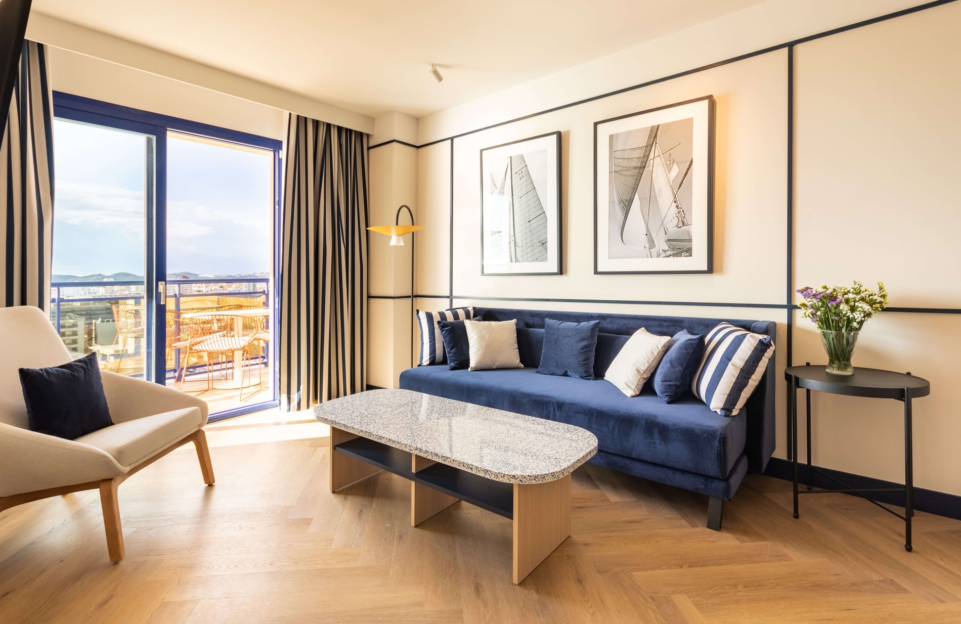 une chambre d' hôtel avec deux lits et une grande fenêtre
