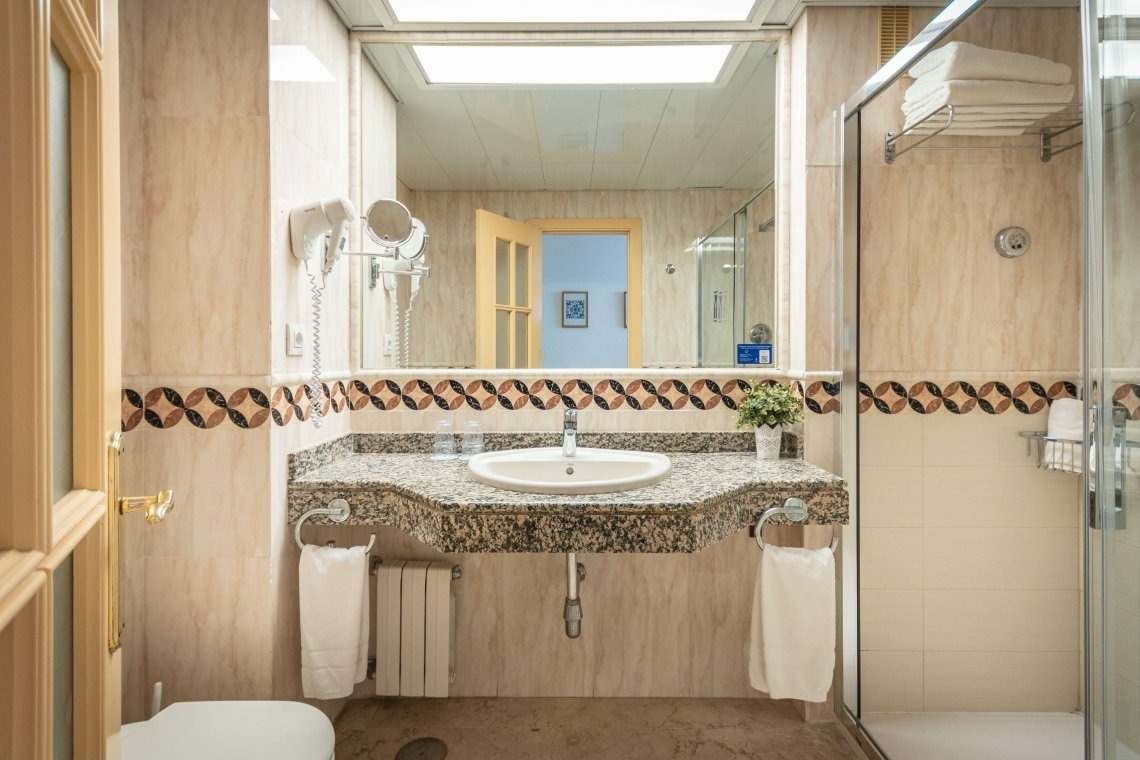 une salle de bain avec un lavabo et une toilette