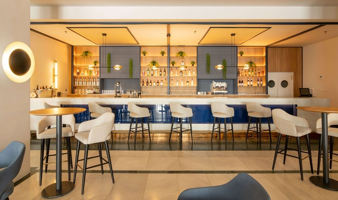 un bar avec beaucoup de bouteilles sur les étagères