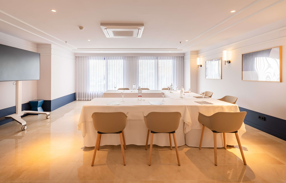 Litoral Room Modern conference room with meeting tables, chairs, and a large screen. Yaramar