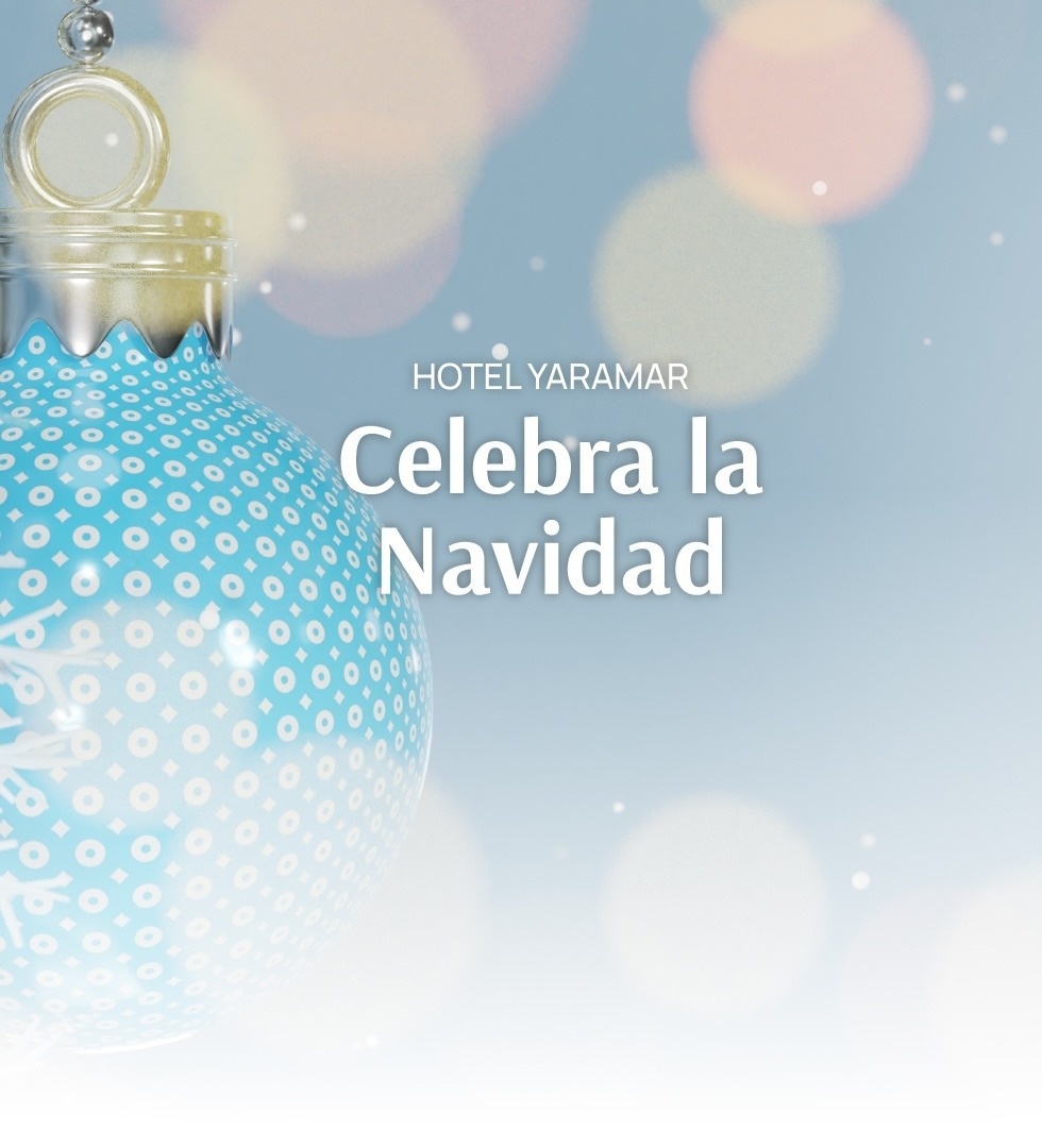 una mesa con platos , cubiertos y flores rojas