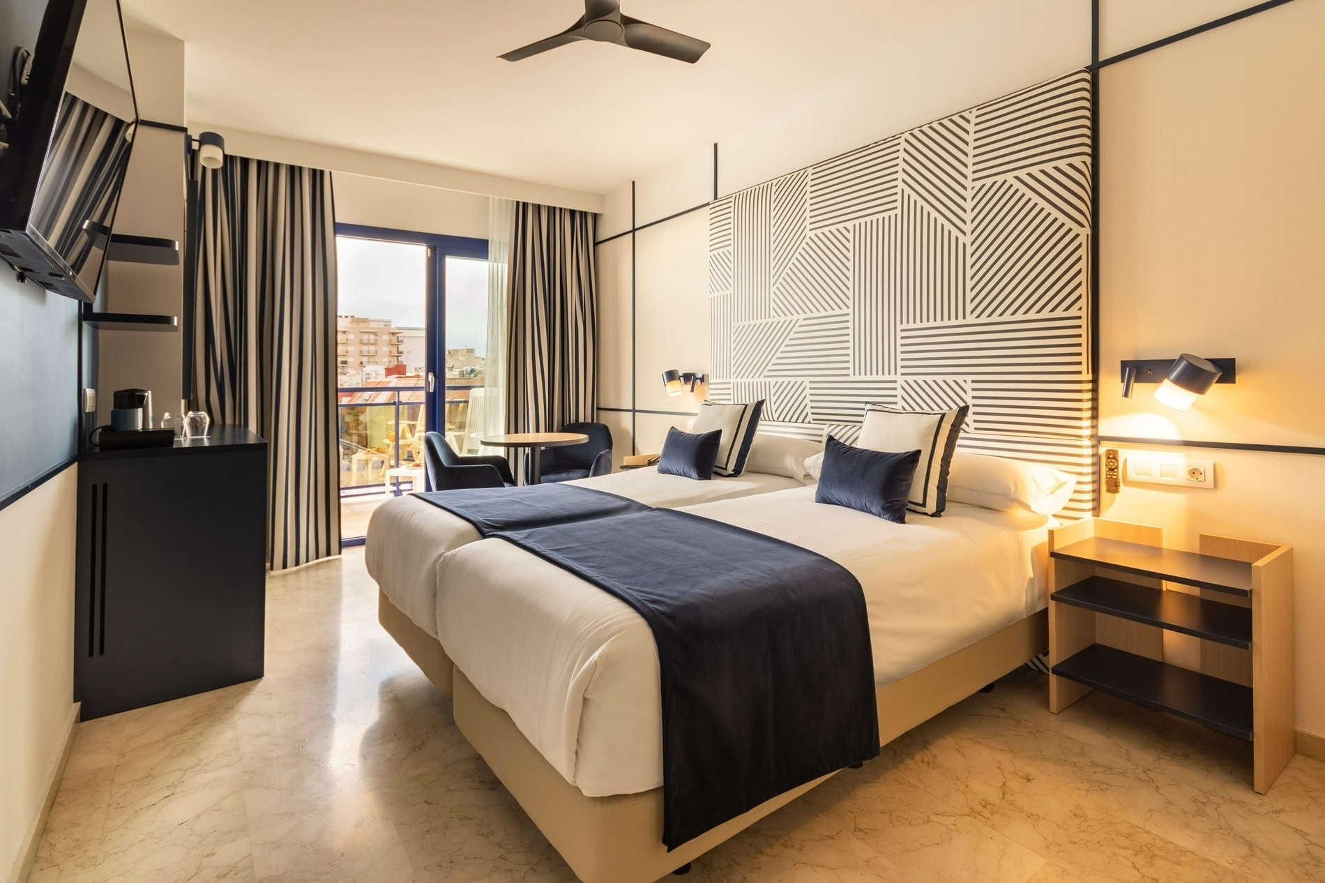 une chambre d' hôtel avec un lit et une table