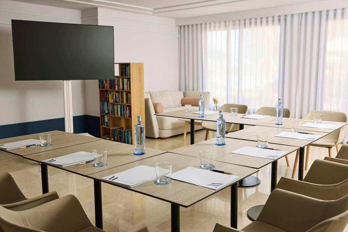 Litoral Room Bright conference room at hotel with Yaramar, meeting tables and screen.