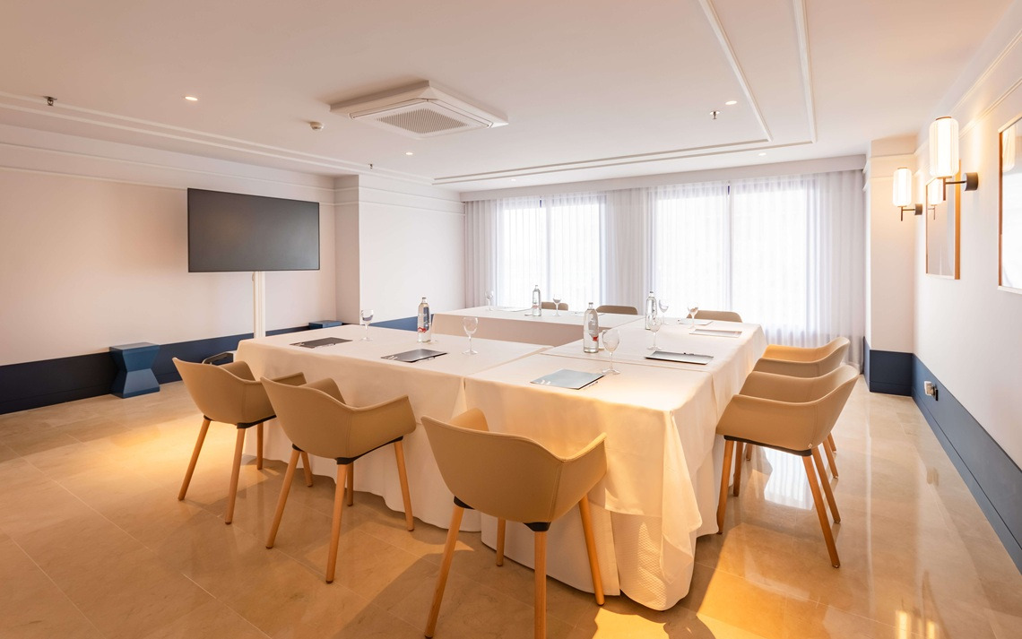 Nautical Room Event and meeting room with covered tables and comfortable chairs, ideal for Yaramar.