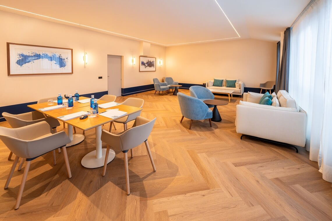 Nautico Room. Elegant meeting room and lounge at the Yaramar hotel with sofas, armchairs, and a table.