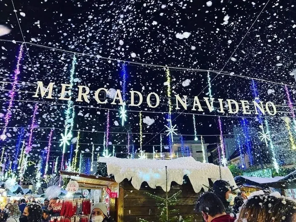 Mercado Navideño con luces y nieve artificial, ideal para disfrutar con Ángela.