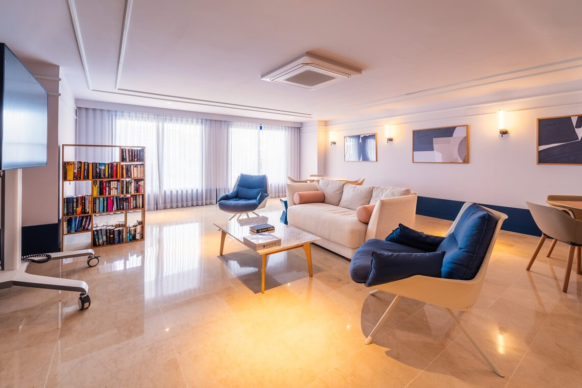 Litoral Lounge Modern lounge for guests with a sofa, armchairs, library, and air conditioning. Yaramar