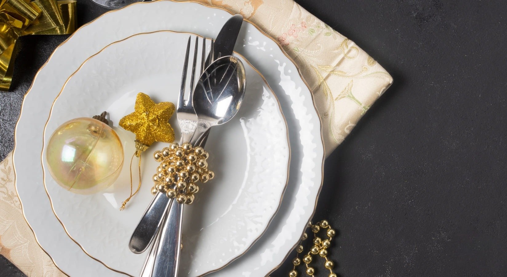 una mesa con copas de vino y una planta en una maceta roja