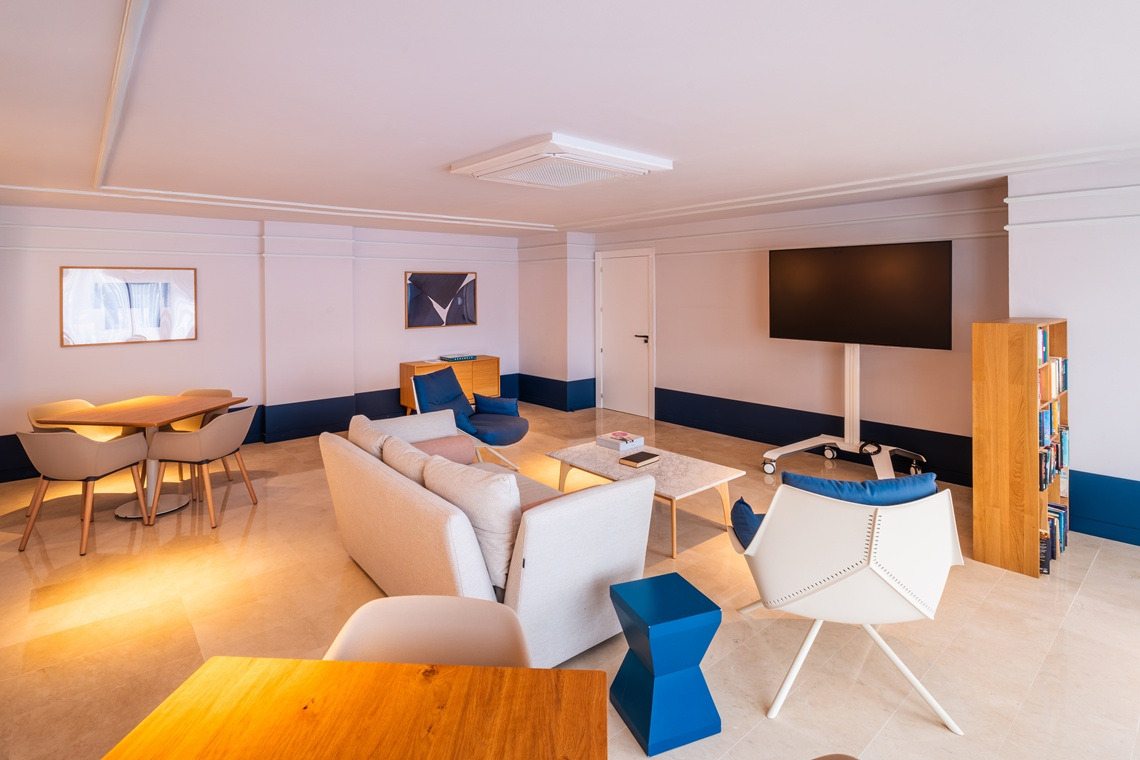 Litoral Lounge Sophisticated hotel lounge with modern furniture, TV and artwork. Ideal for working or relaxing. Yaramar