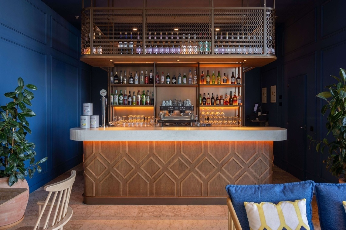 un salon avec des canapés blancs et des cocktails sur une table en bois