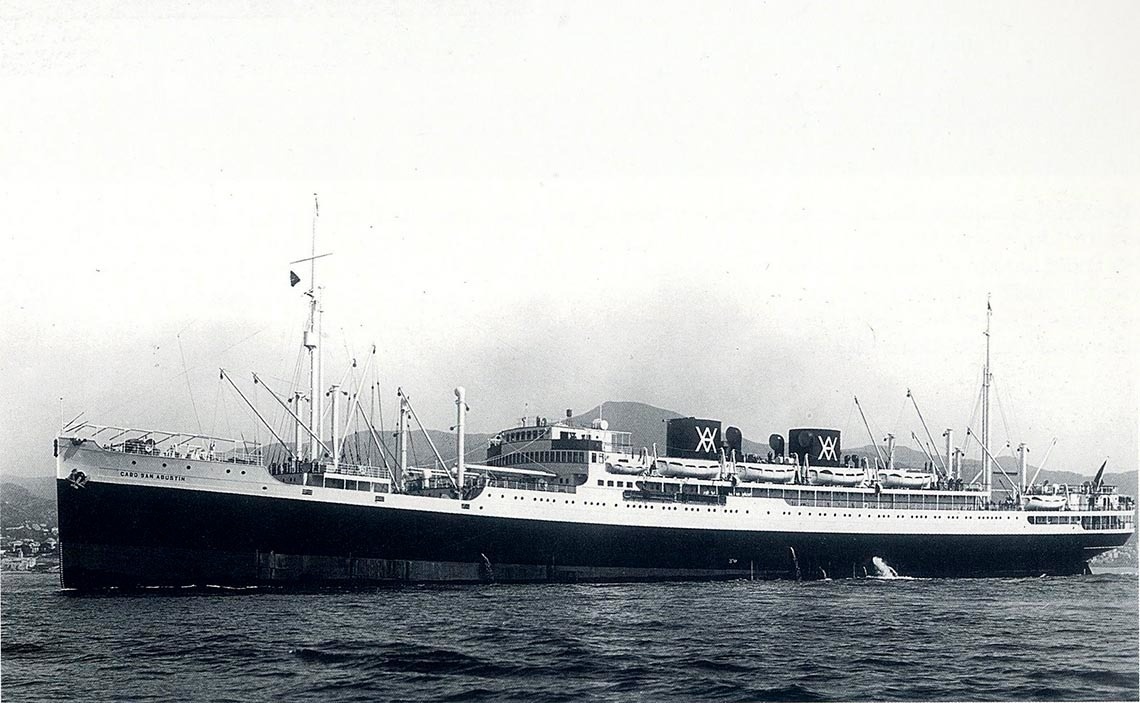 Una imagen clásica en blanco y negro del barco Cabo San Agustín navegando, luciendo sus dos chimeneas con el emblema 