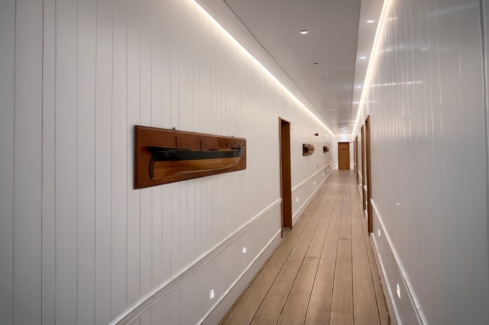 una vista aérea de un hotel con piscina y sombrillas