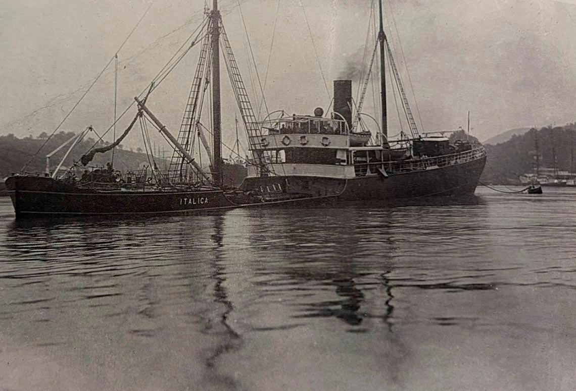Dos barcos, uno de ellos llamado 