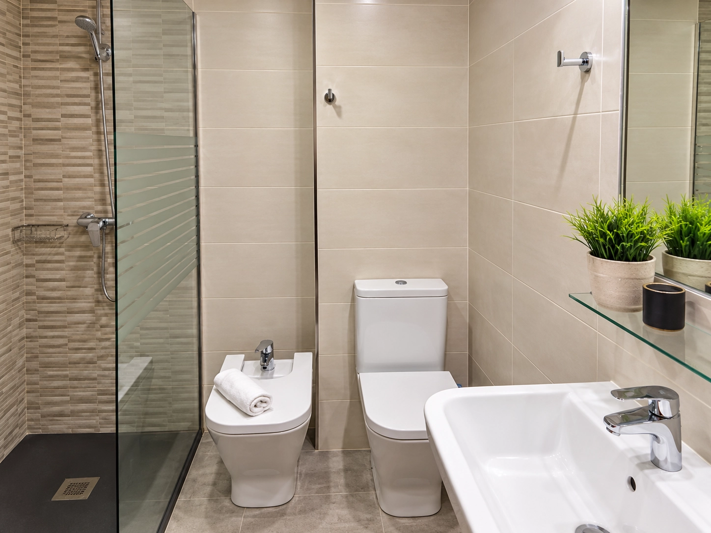 Baño moderno SNO: Edelweiss con ducha, inodoro y lavabo limpios.