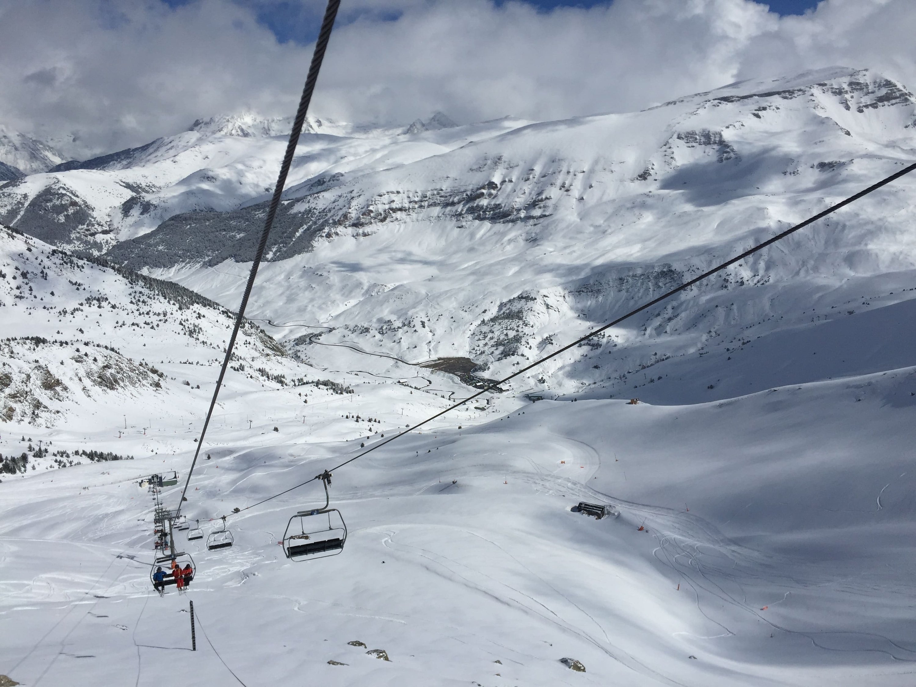 un teleférico lleva a los esquiadores a la cima de una montaña cubierta de nieve