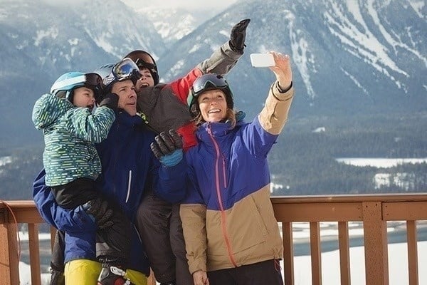 un hombre con una maleta se sienta en la recepción de un hotel