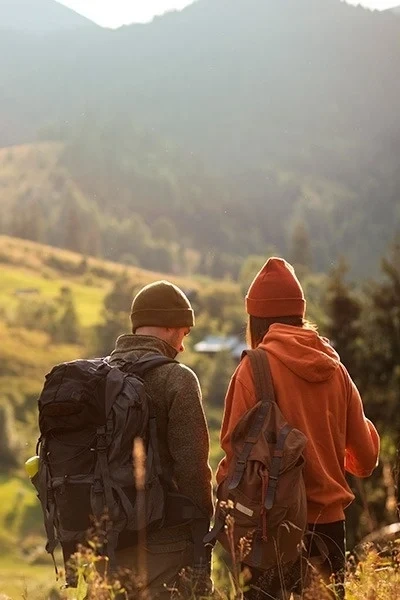 un pequeño pueblo en la ladera de una montaña junto a un lago al atardecer