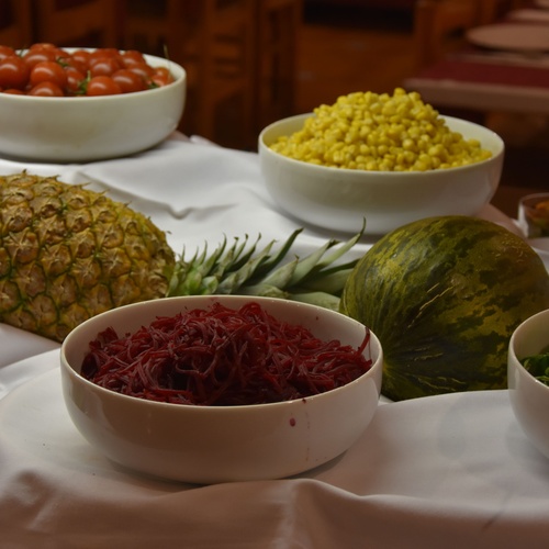 un montón de frutas y verduras están sobre una mesa