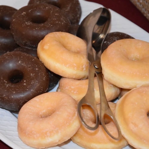 un plato blanco lleno de diferentes tipos de donas