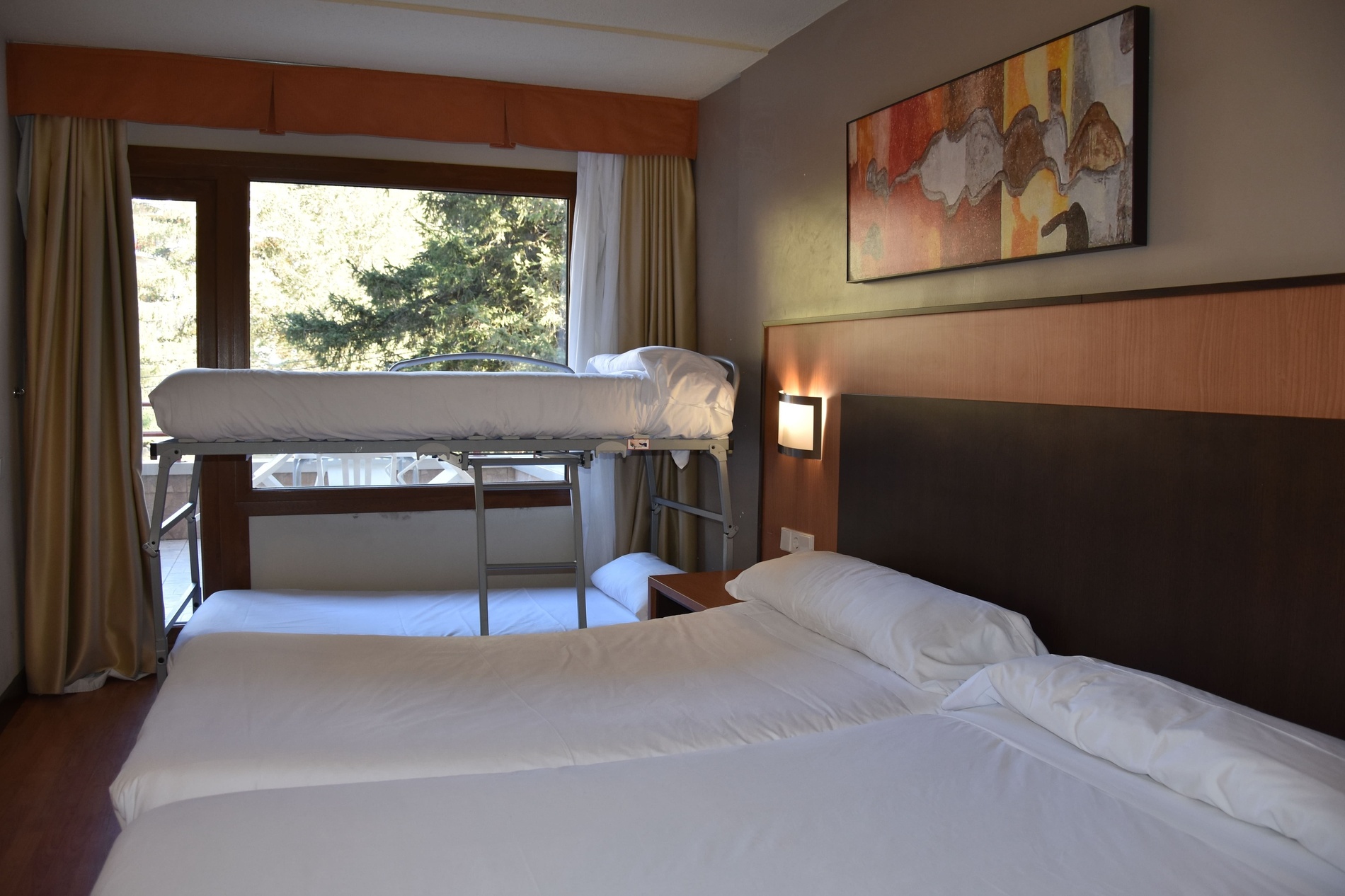 una habitación de hotel con dos camas y una litera