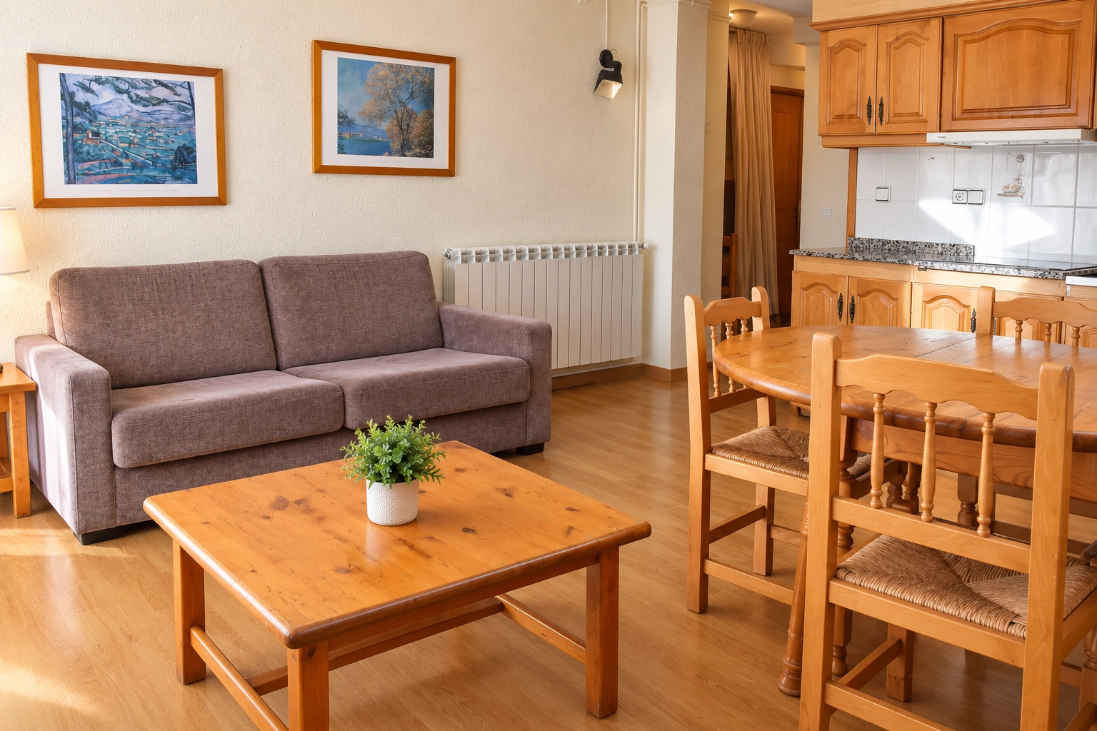 Salón acogedor con sofá, mesa de centro y comedor SNO: Edelweiss.