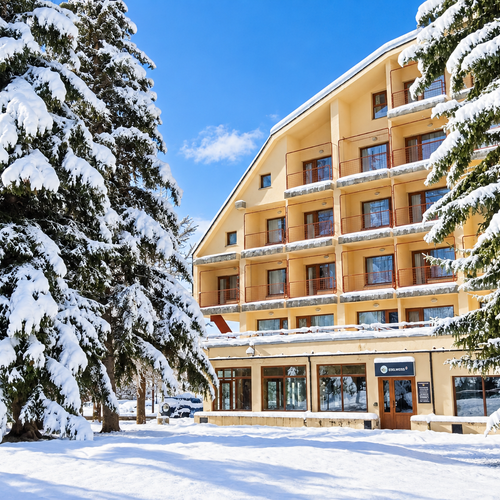 Hotel Edelweiss cubierto de nieve, un paraíso invernal.