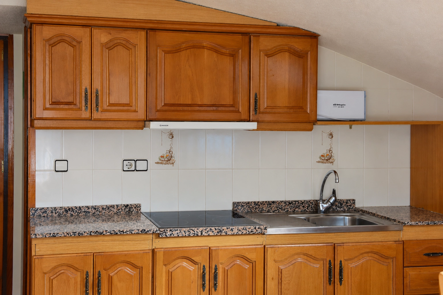 Cocina equipada SNO: Edelweiss con gabinetes de madera y electrodomésticos.