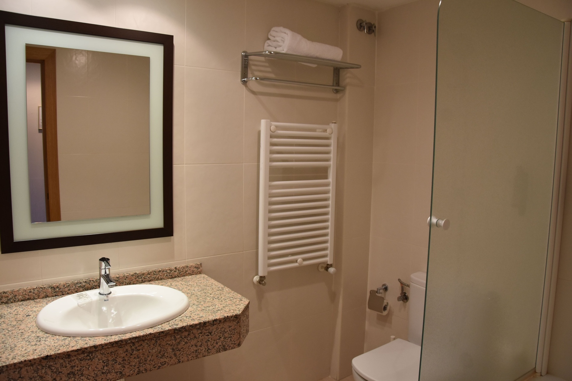 une salle de bain avec un lavabo et une toilette