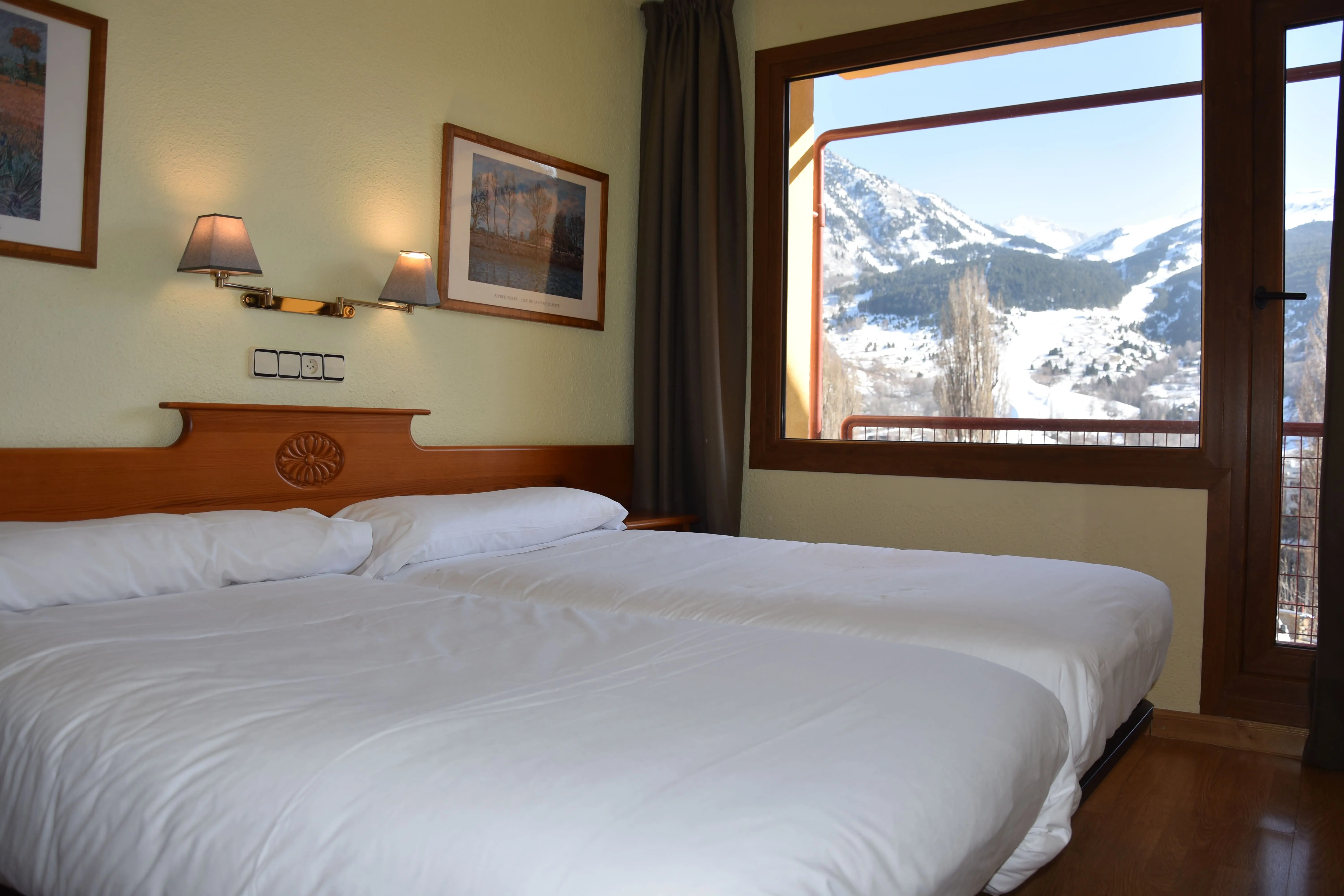 SNO: Edelweiss: Balcón con sillas y vista a montaña.