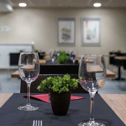 dos copas de vino están sobre una mesa en un restaurante