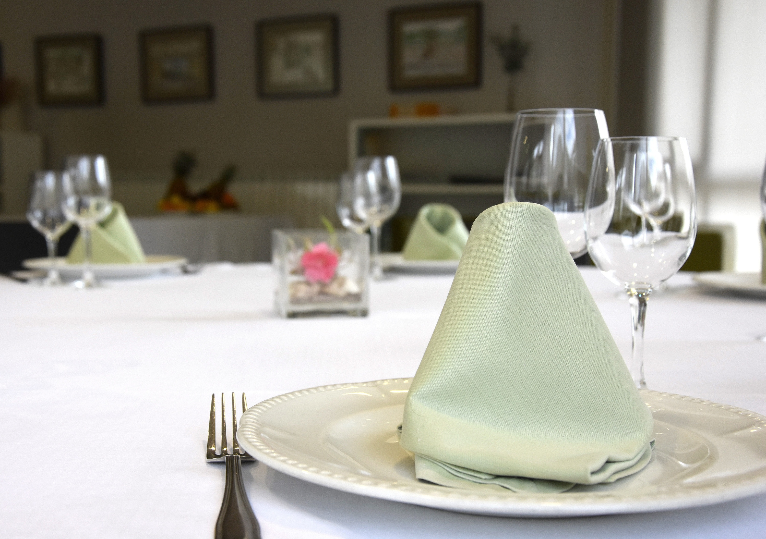 une salle à manger avec des tables et des chaises et une cheminée