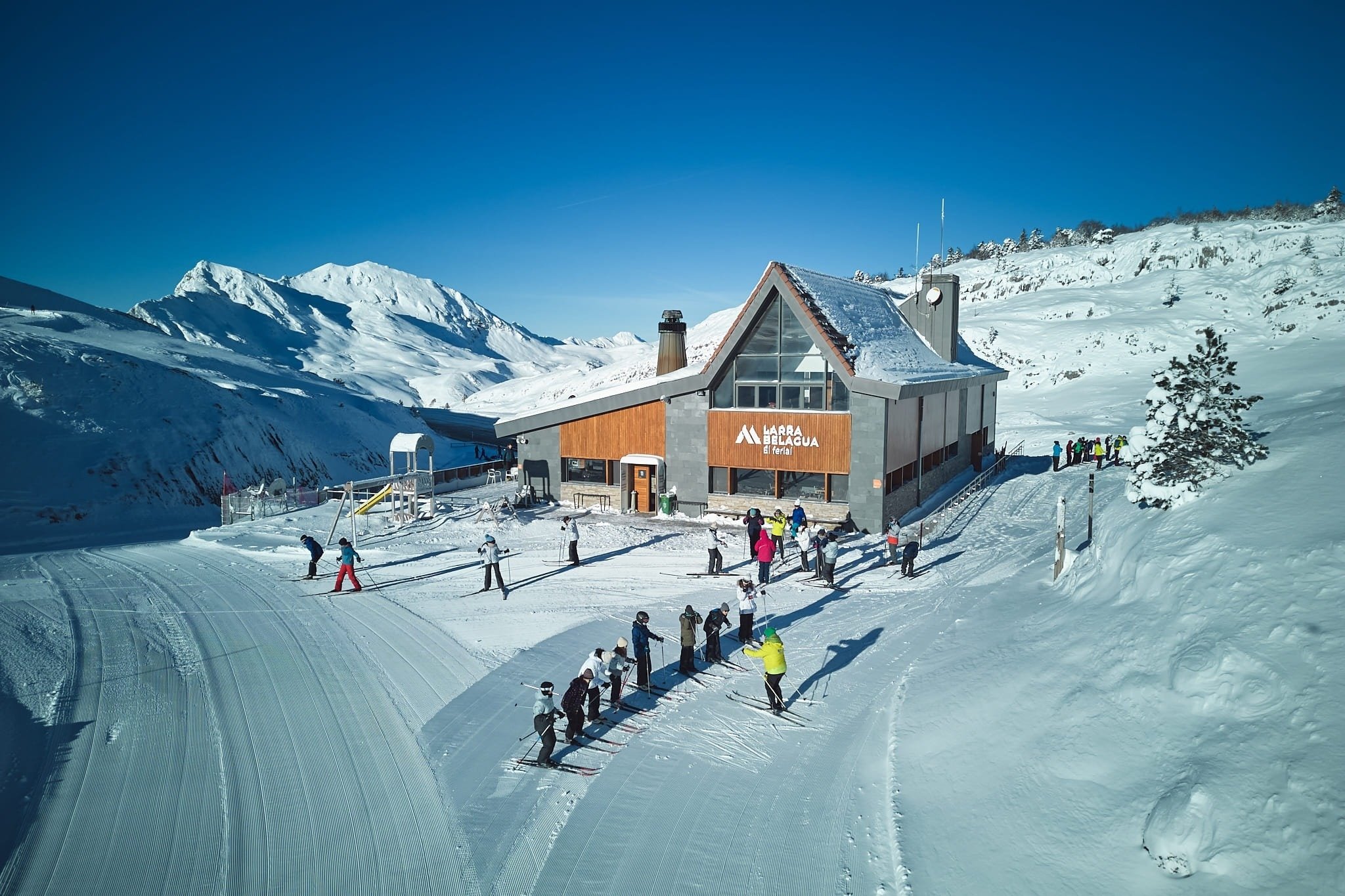 la nieve cae sobre un cartel que dice sno isaba hotel y apartamentos