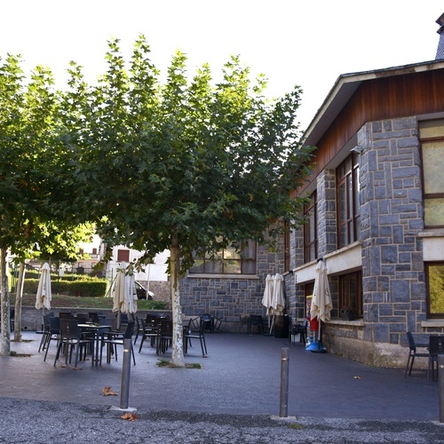 a building with a sign that says ' restaurante ' on it