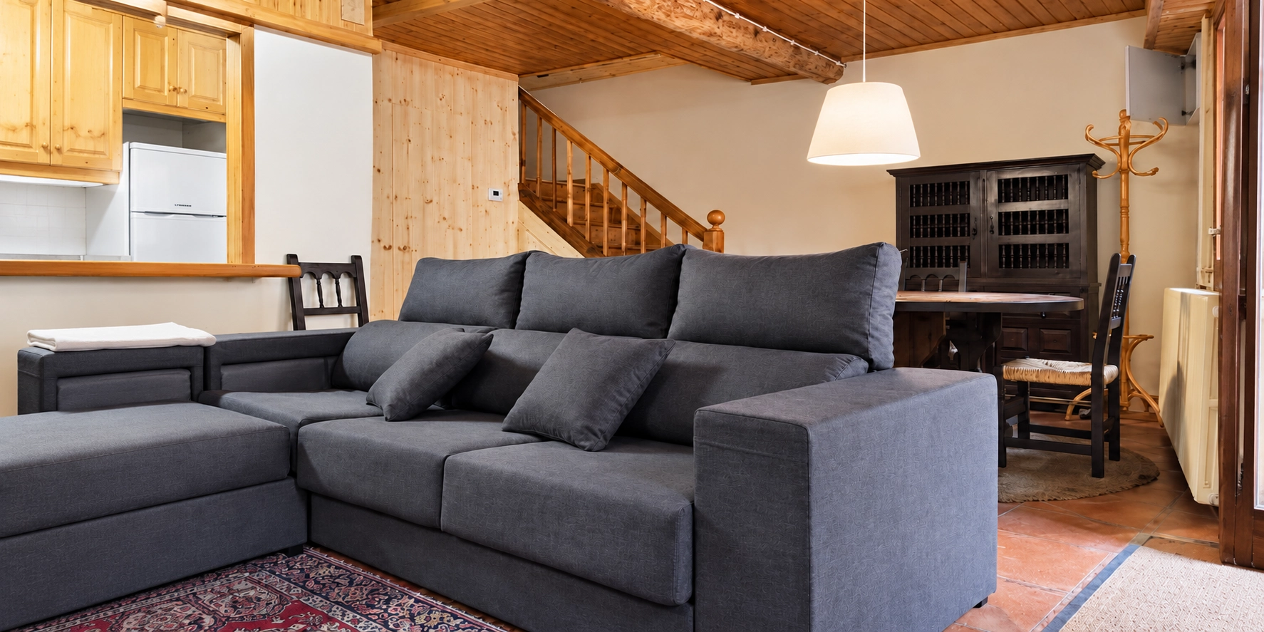 Habitación SNO: Mont Romies con dos camas, vistas a la montaña y balcón.