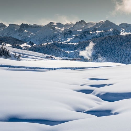Paysage d'hiver SNO: Mont Romies, montagnes enneigées et pistes de ski.