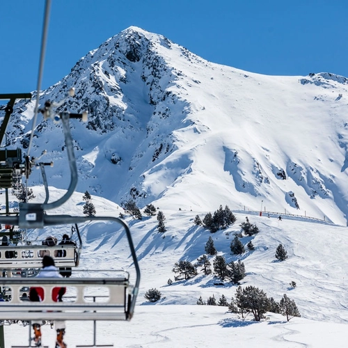 Ski à SNO: Mont Romies. Vues panoramiques, télésiège et pistes enneigées.