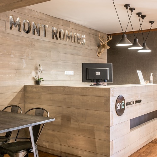 un bureau en bois avec mont romieu écrit sur le mur