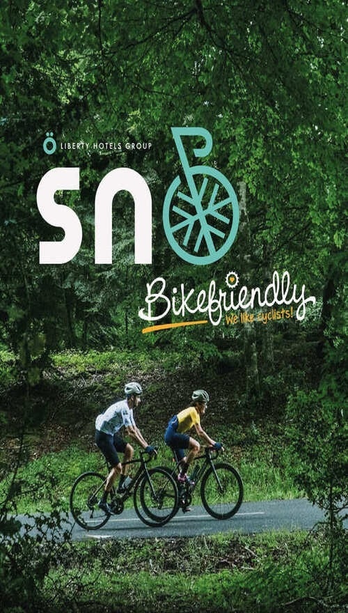 un grup de ciclistes a la carretera amb el logotip bikefriendly