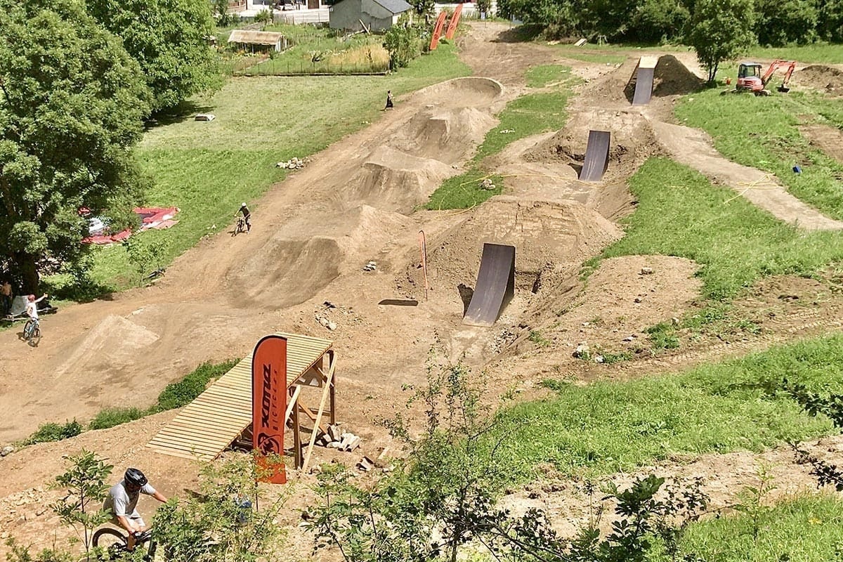 un terrain de vélo avec un drapeau orange qui dit kona