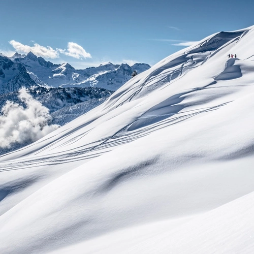 Mont Romies : Pistes de ski immaculées et vues sur les montagnes enneigées.