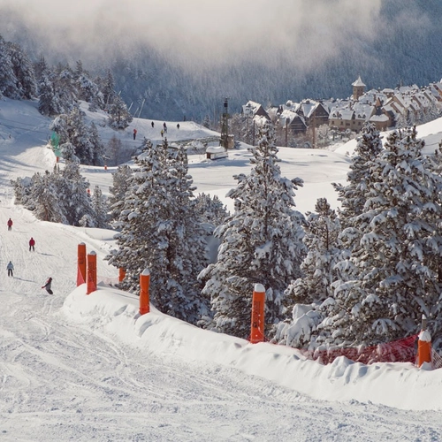 Hôtel SNO: Mont Romies, station de ski avec village enneigé et pistes.