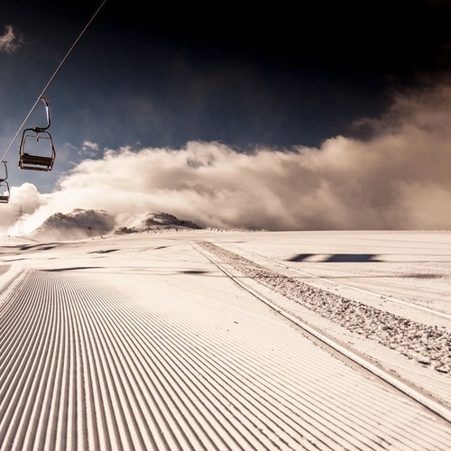 SNO: Mont Romies - Remontée mécanique sur piste de ski damée