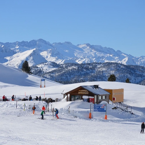 Hôtel SNO: Mont Romies, pistes de ski enneigées avec montagnes en arrière-plan.