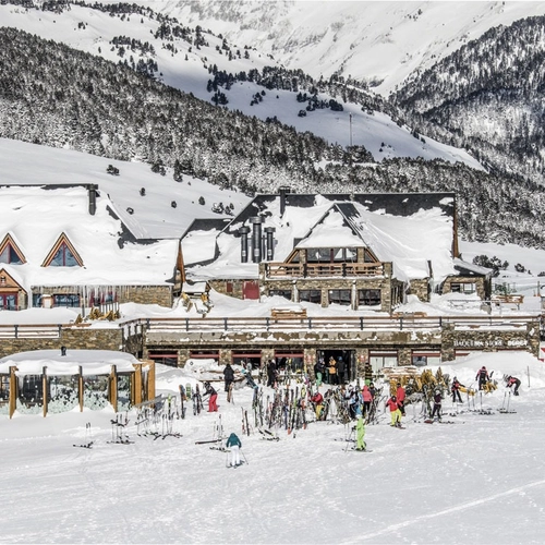 Hôtel SNO: Mont Romies enneigé dans les Pyrénées avec skieurs.