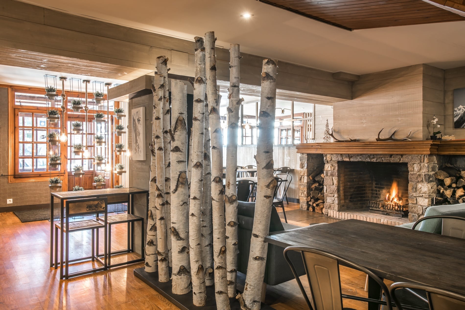 una campana de recepció està sobre una mesa