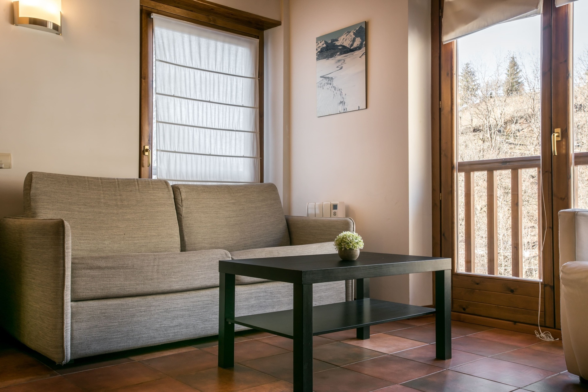 une télévision est assise sur une table en bois dans un salon